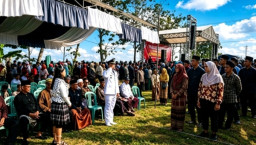 Unik, Ratusan Warga Banjaranyar Nganjuk Gelar Upacara HUT RI ke-81 Pakai Baju Tempo Dulu