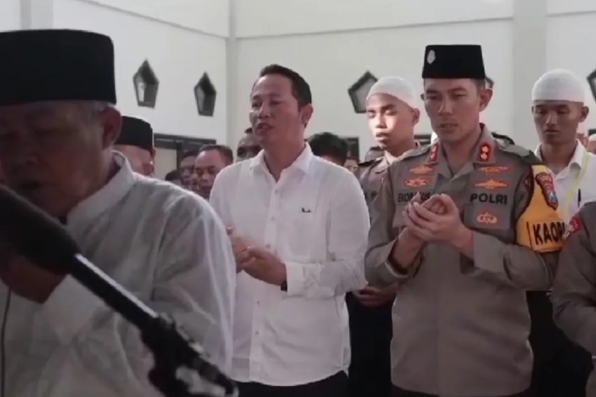 Polres Jombang gelar shalat gaib untuk Briptu Rian