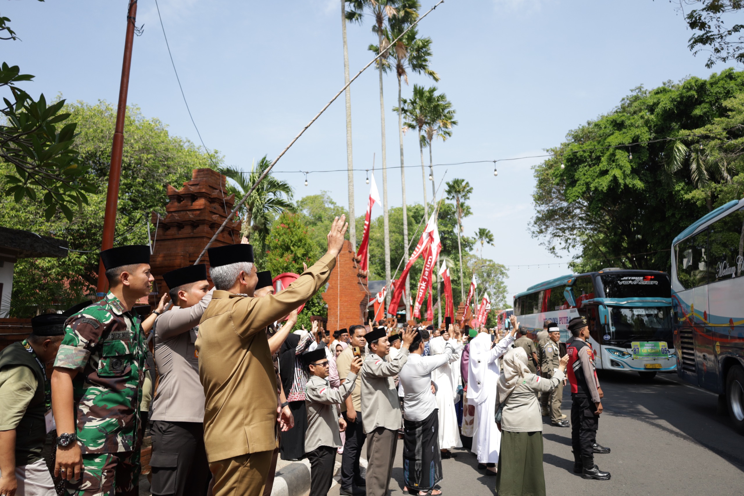Dandim Nganjuk Bersama Forkopimda Berangkatkan 713 Calon Jemaah Haji