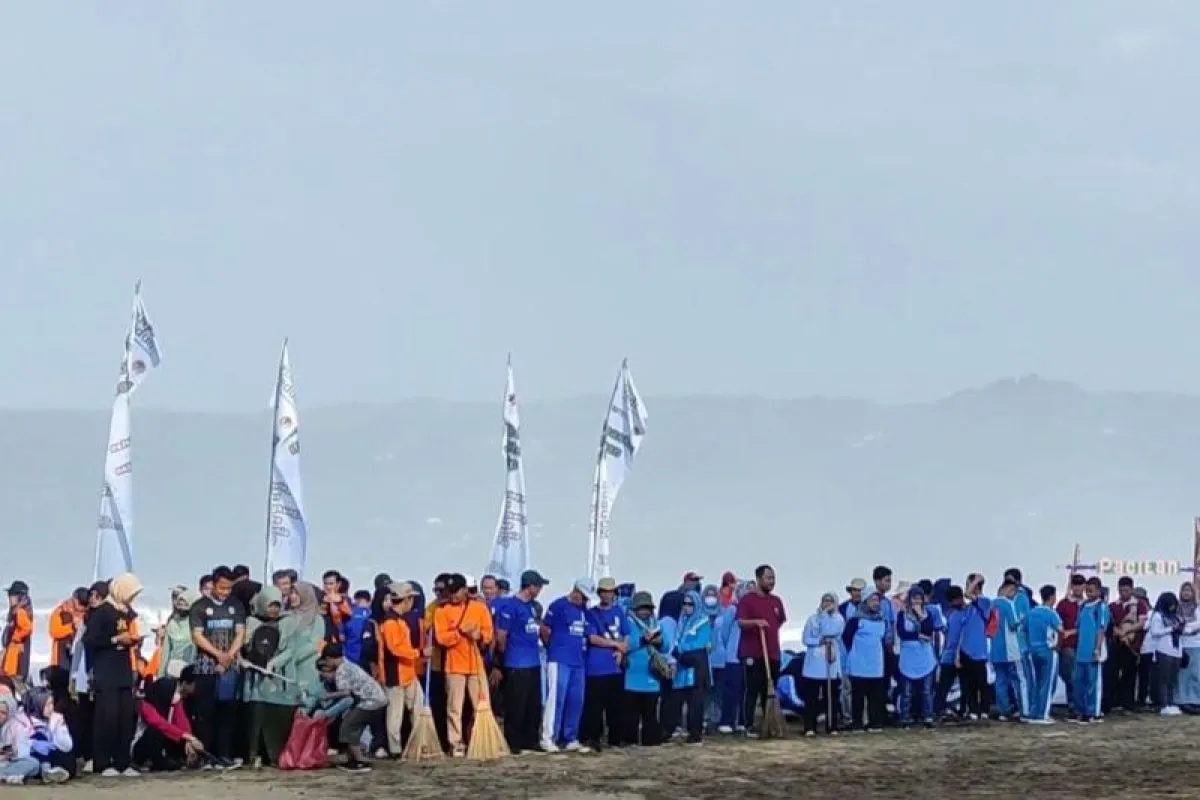 Ribuan Warga Bersihkan Sampah Di Pantai Pancer Dor Pacitan