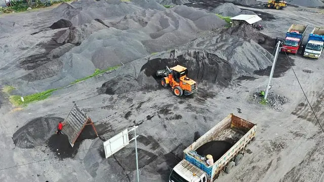 Korban Tertimbun Material 15v Meter Longsor di Penambangan Pasir Kalibening Lumajang