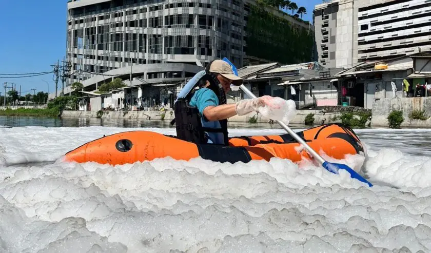 Sungai Surabaya Kembali Muncul Busa, DLH Sebut Faktor Turbulensi di Rumah Pompa