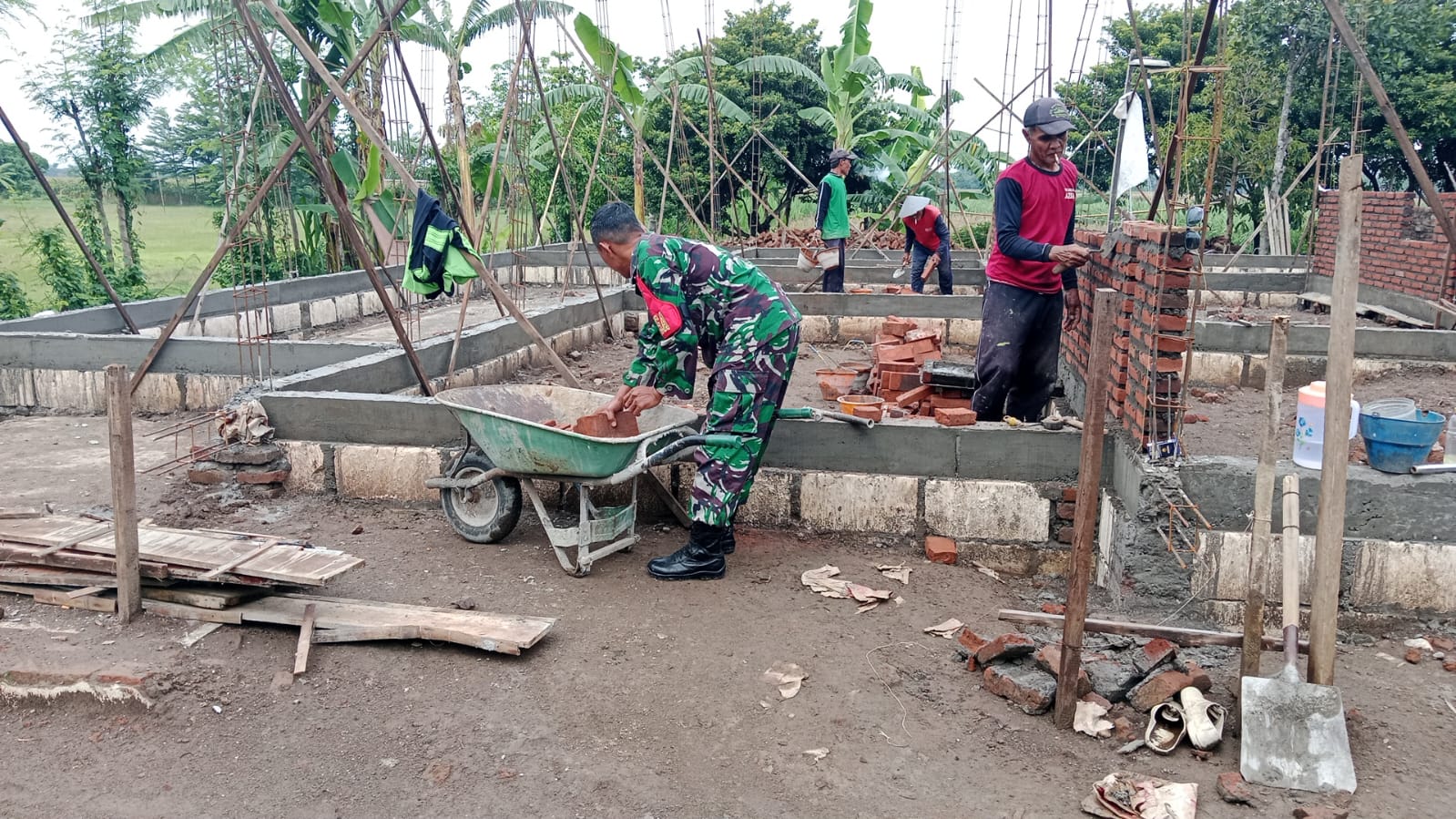 Sinergi TNI Bersama Rakyat Babinsa Bantu Bangun Rumah Warga