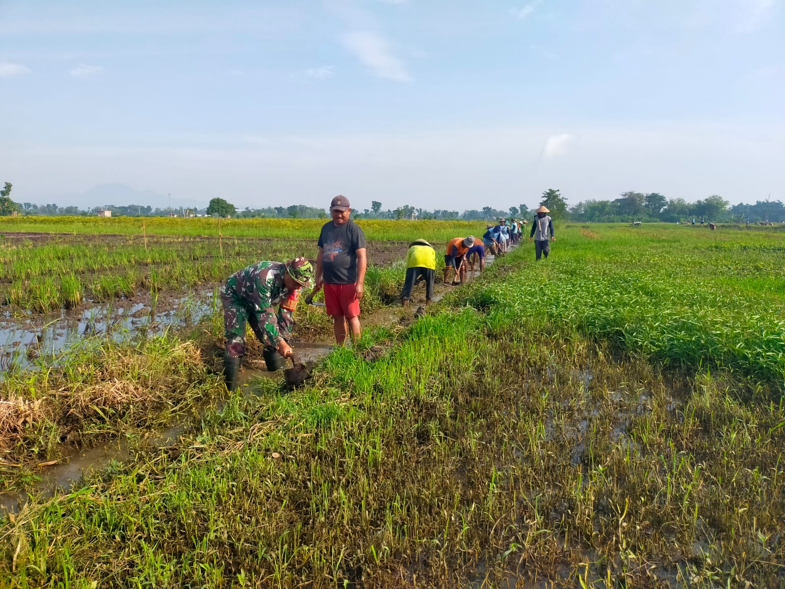Babinsa Turun Langsung Dalam Upaya Mencegahan Banjir Dan Meningkatkan Ketahana Pangan