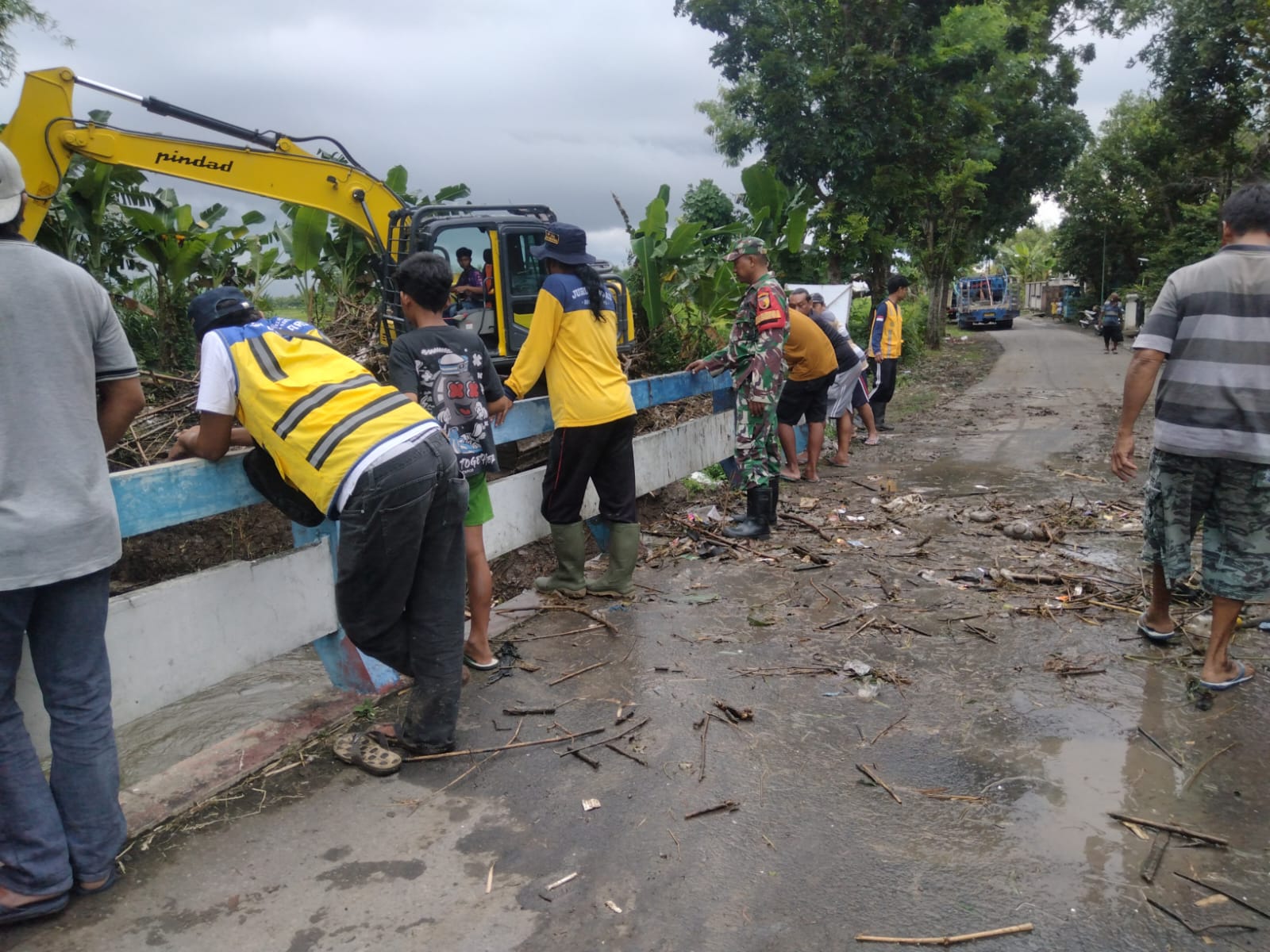 Babinsa Koramil Dampingi Pembersihan Sampah dan Normalisasi Anak Sungai Semantok dengan Exavator