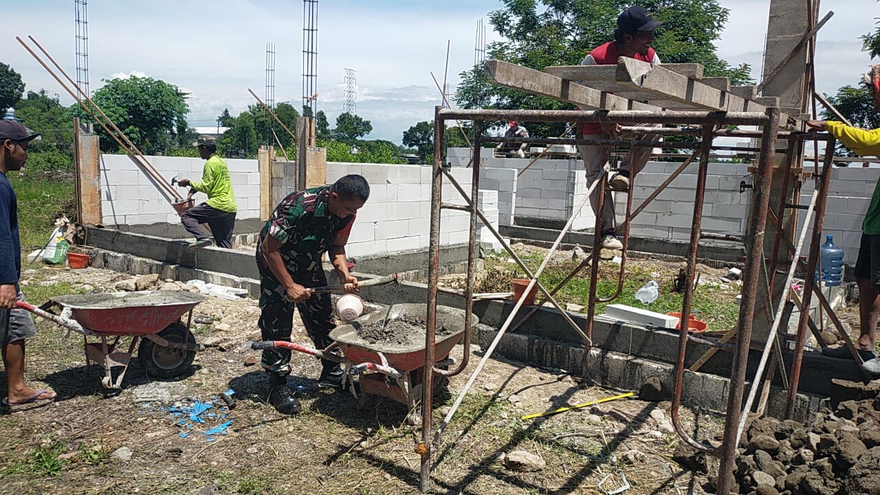 Bersama Rakyat, Babinsa Kerja Bakti Membantu Bangun Rumah Warga