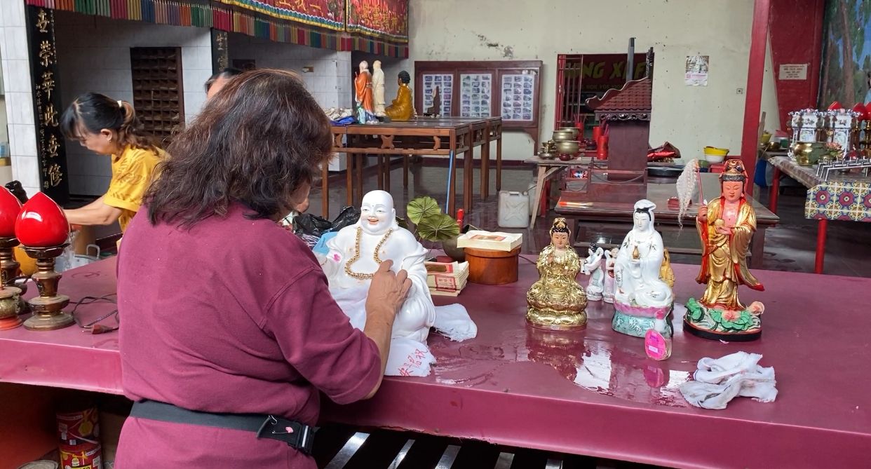 Tradisi Jelang Imlek, Kelenteng Hok Yoe Kiong Gelar Pembersihan dan Ritual Memandikan Patung Dewa