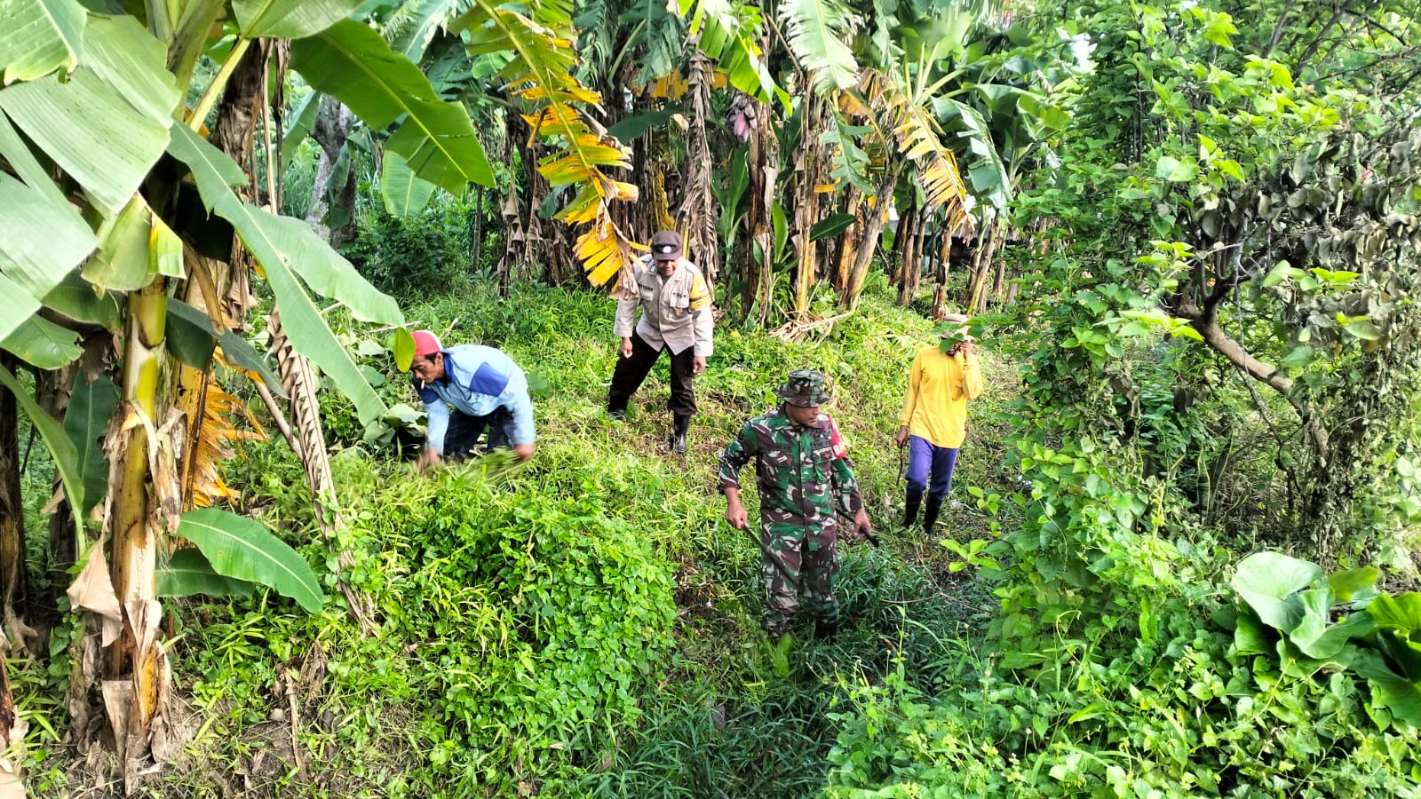 Peduli Lingkungan, Babinsa Koramil/19 Jatikalen Ajak Warga dan Perangkat Kerja Bhakti Bersama