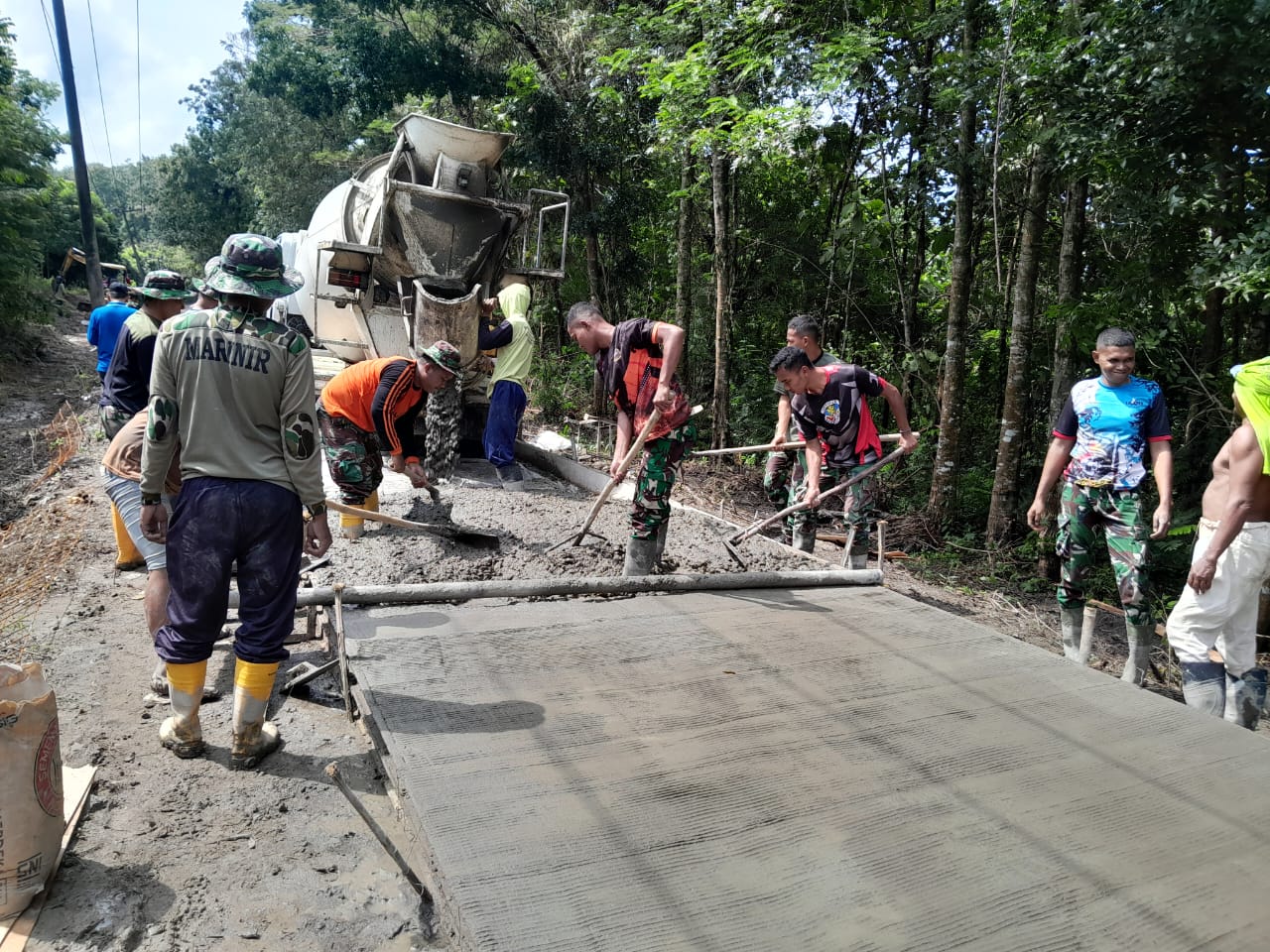 Kejar Target, Satgas TMMD 124 Kodim Nganjuk Semangat Cor Rabat Beton untuk Jalan
