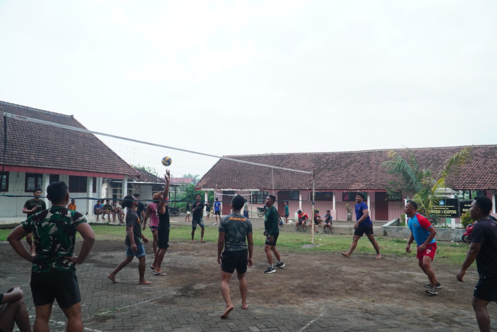 Jalin Keakraban, Anggota Satgas TMMD Ke-124 Bermain Volly Bersama Pemuda Desa Sumbermiri