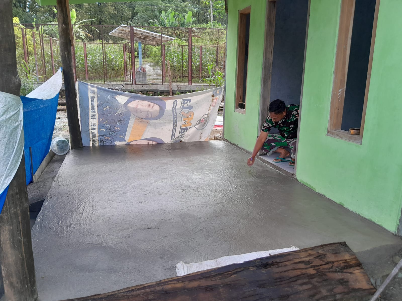 Pasang Keramik Selasaj Kini Rabat Teras Dikerjakan Satgas TMMD Ke 124 Kodim 0810/Nganjuk