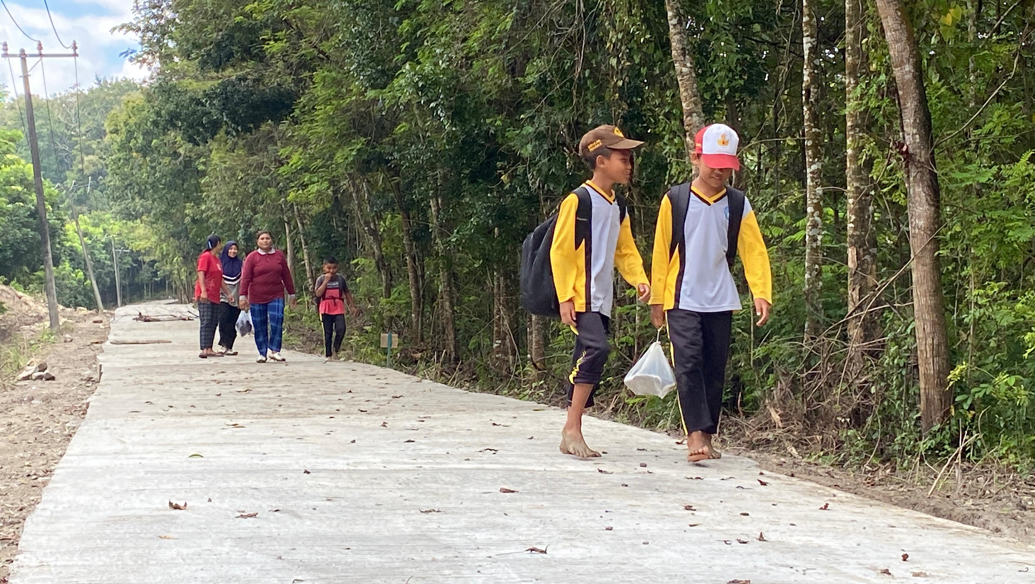 Anak-Anak Sudah Bisa Menikmati Jalan Baru Hasil TMMD 124 Kodim 0810/Nganjuk