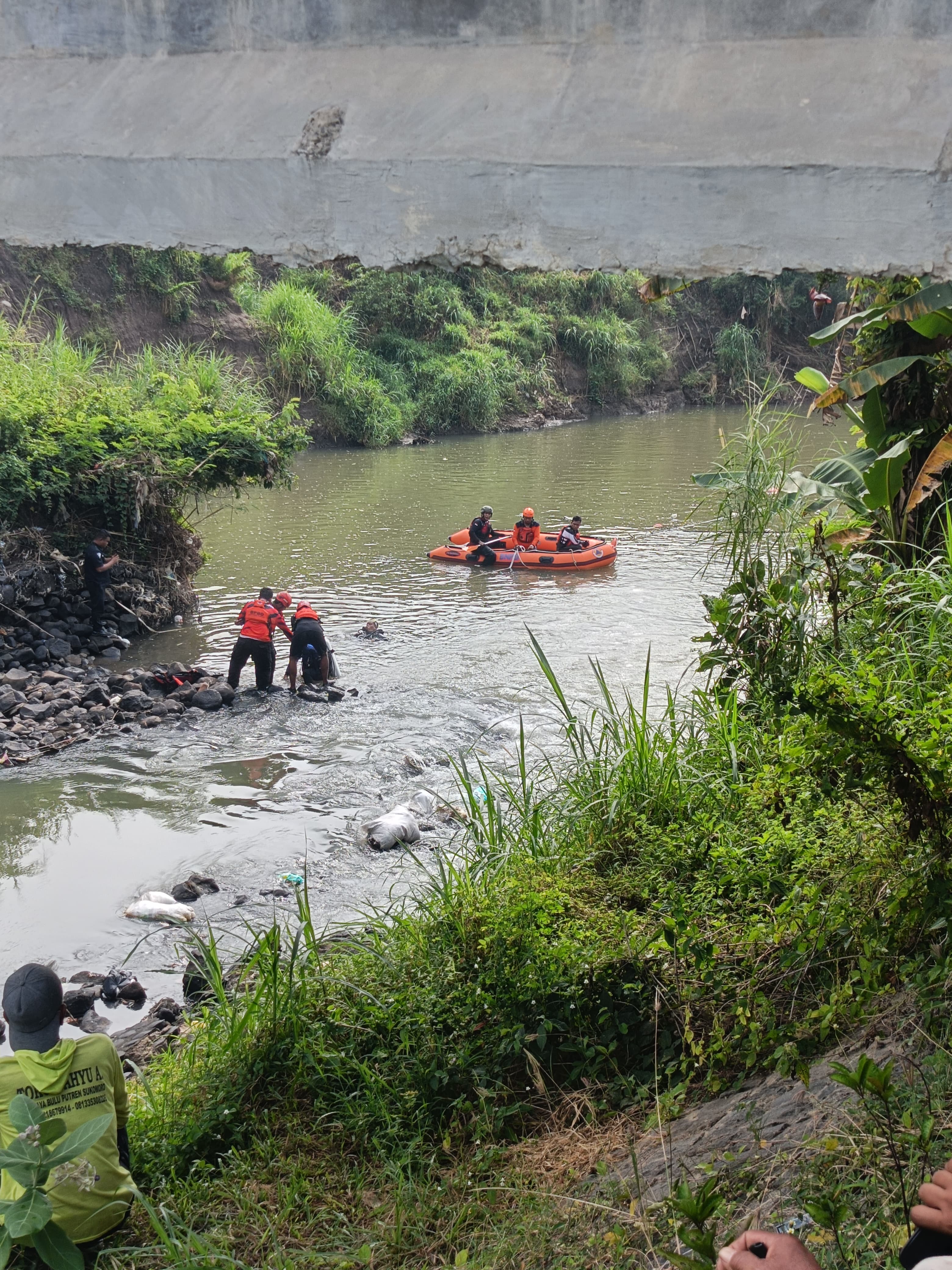 Geger! Mobil Terjun ke Sungai di Bagor Nganjuk, Korban Masih Dalam Pencarian
