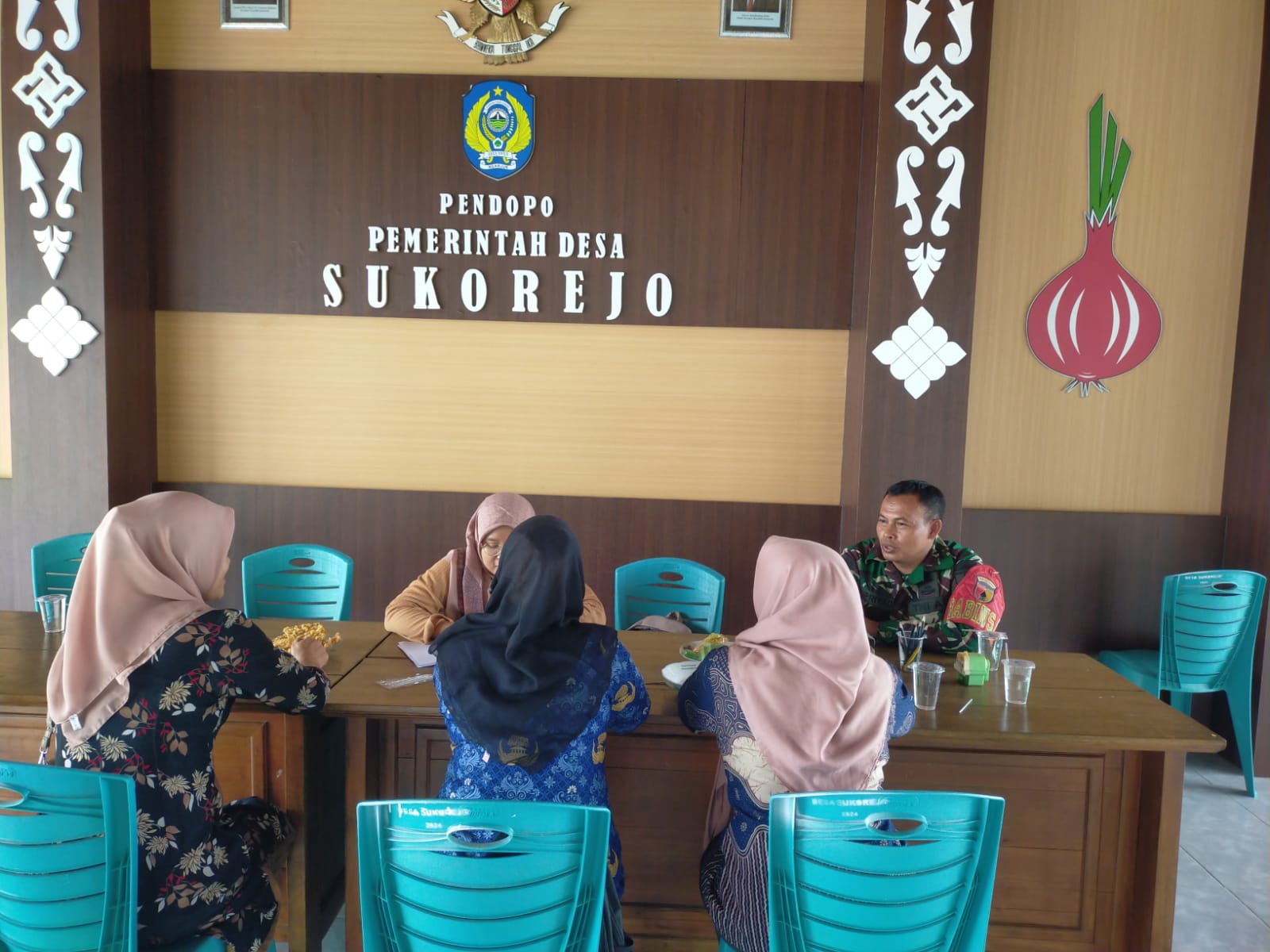 Jalin Interaksi Positif, Babinsa Koramil 0810/15 Rejoso Komsos dengan Ibu-Ibu PKK di Desa Binaan