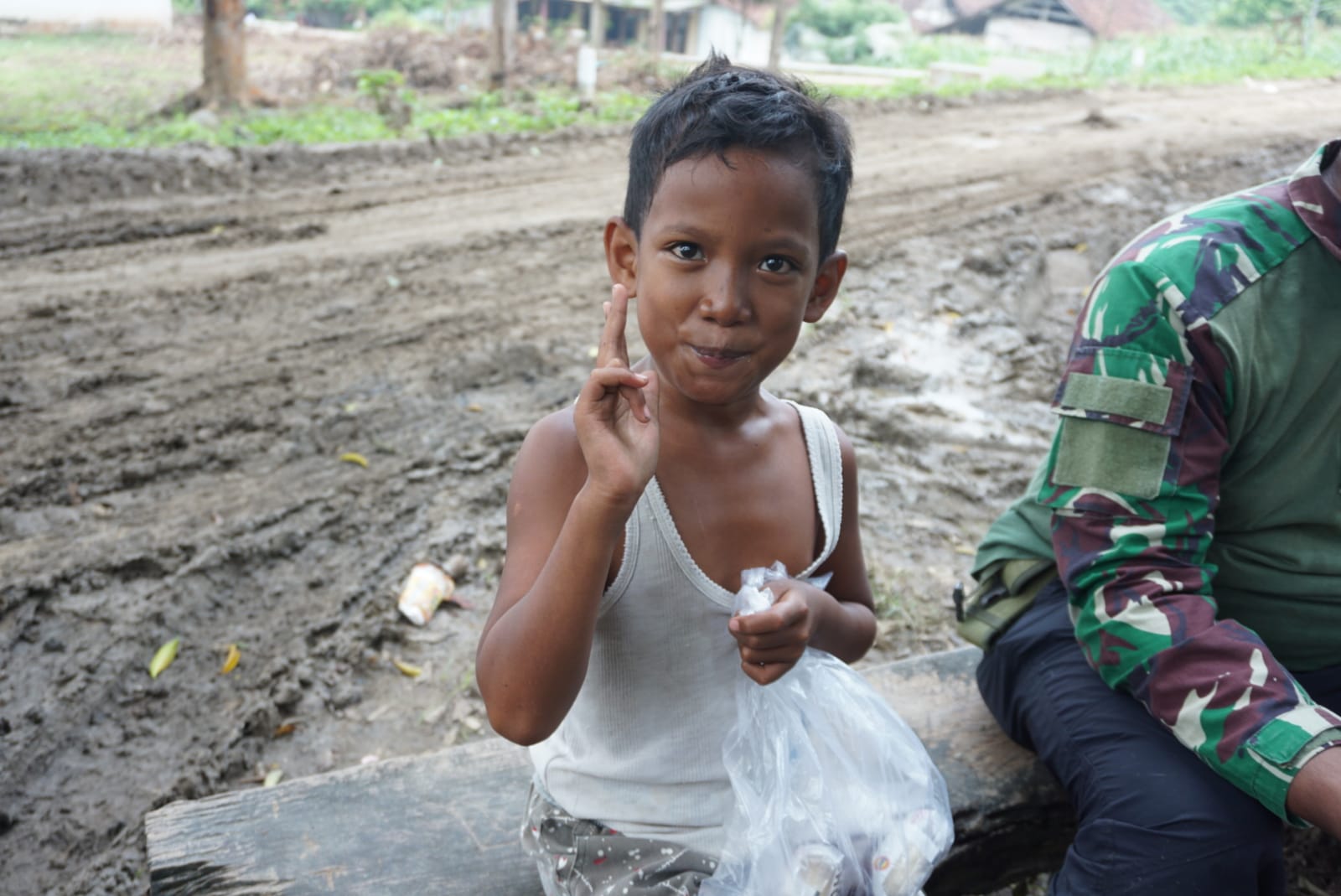 Anak – Anak Ikut Senang Melihat Jalan Buatan Satgas TMMD 124 Kodim Nganjuk Sudah jadi