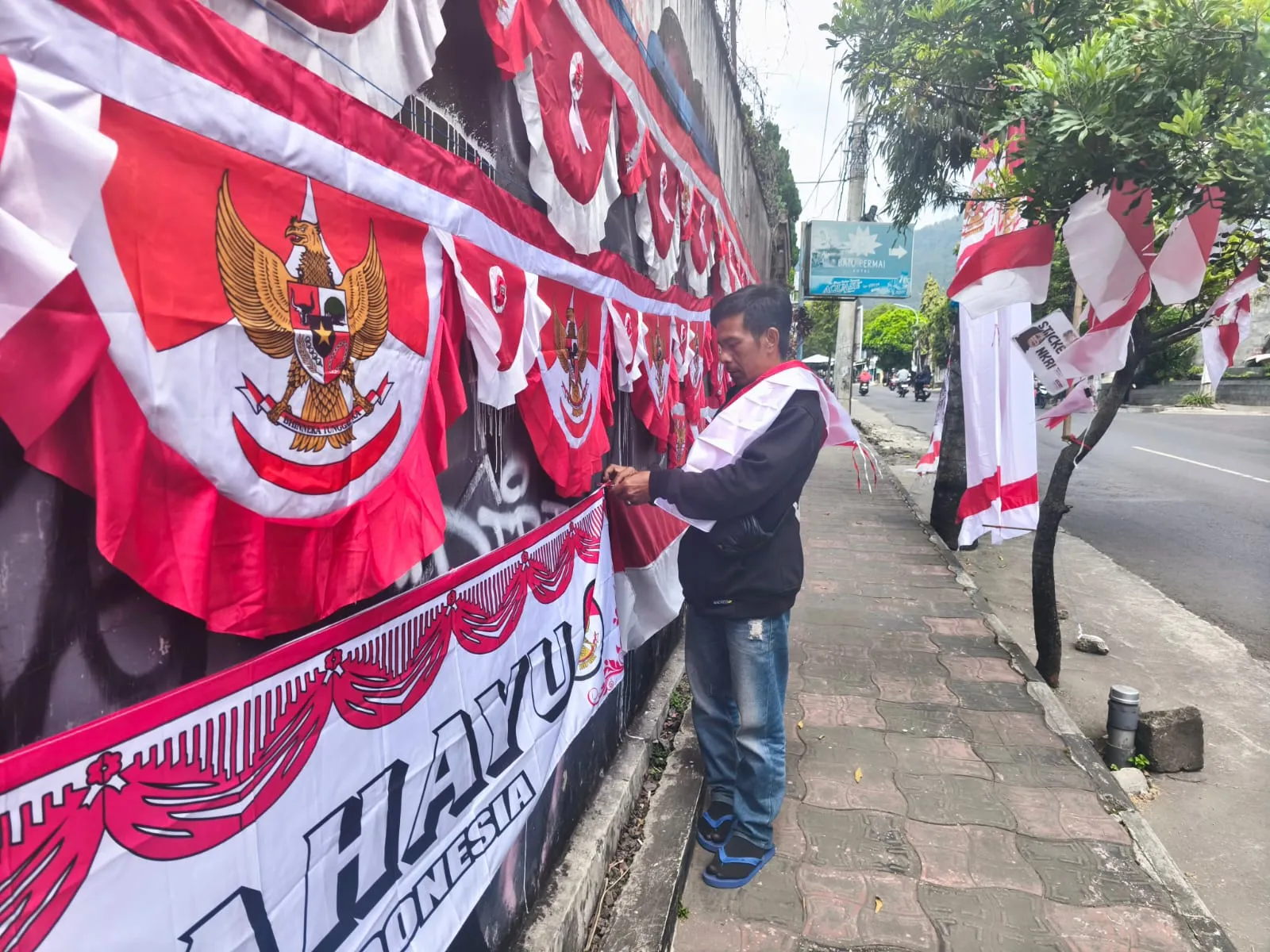 Pedagang Bendera Serbu Kota Batu, Jajakan Dagangan Jelang Agustusan