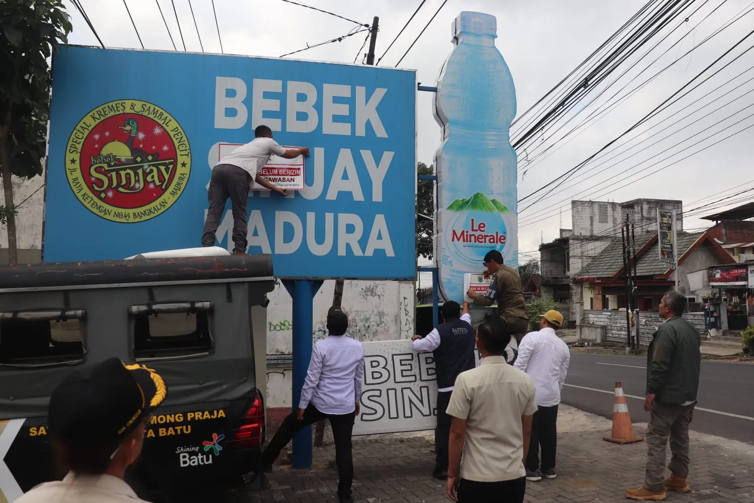 Sebanyak 8 Reklame Tak Berizin Disegel, Pemkot Batu Tegas Tertibkan Potensi Kebocoran PAD