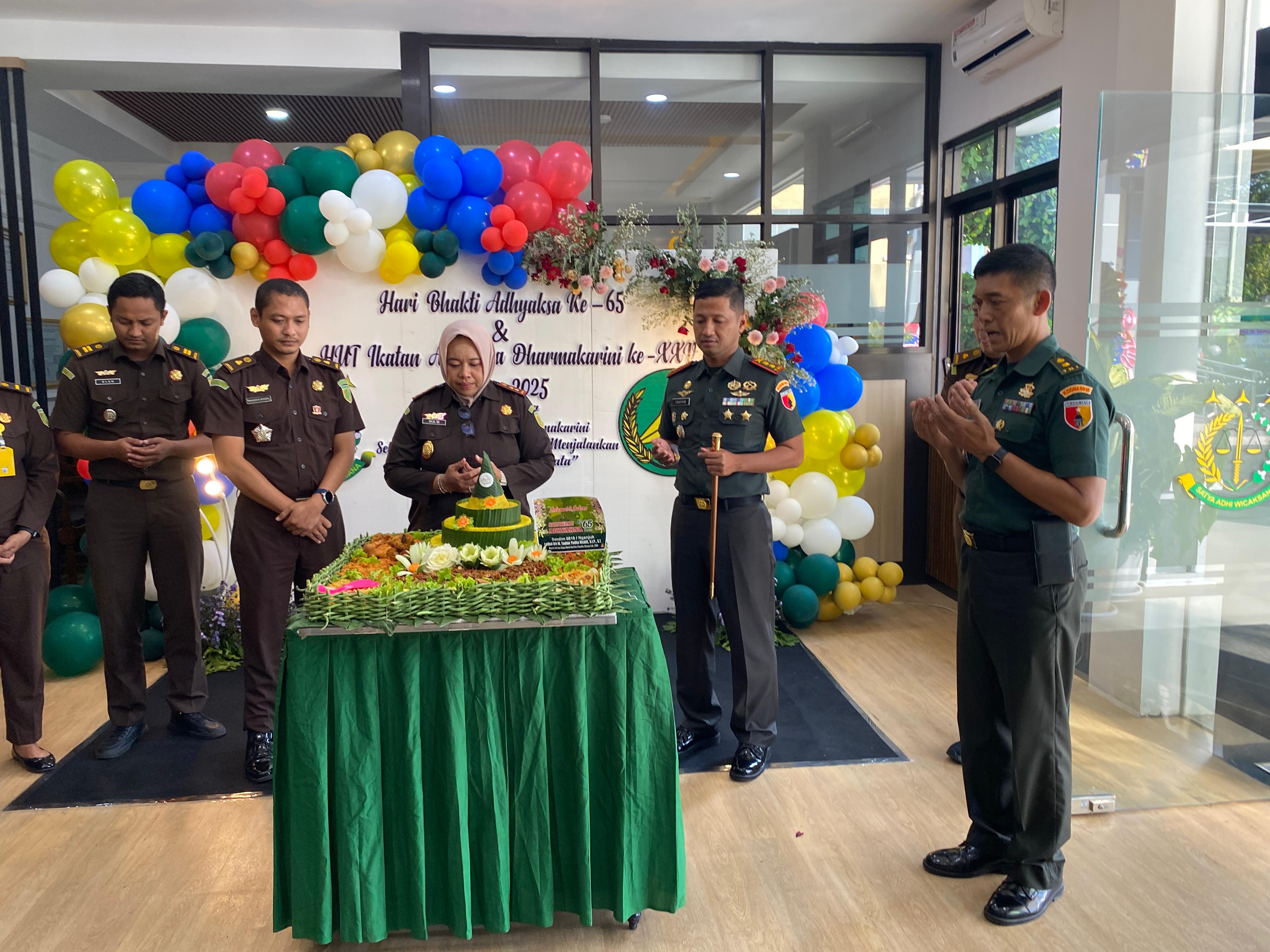 Kodim 0810/Nganjuk Beri Kejutan Tumpeng, Semarakkan Hari Bhakti Adhyaksa ke-65 di Kejari Nganjuk