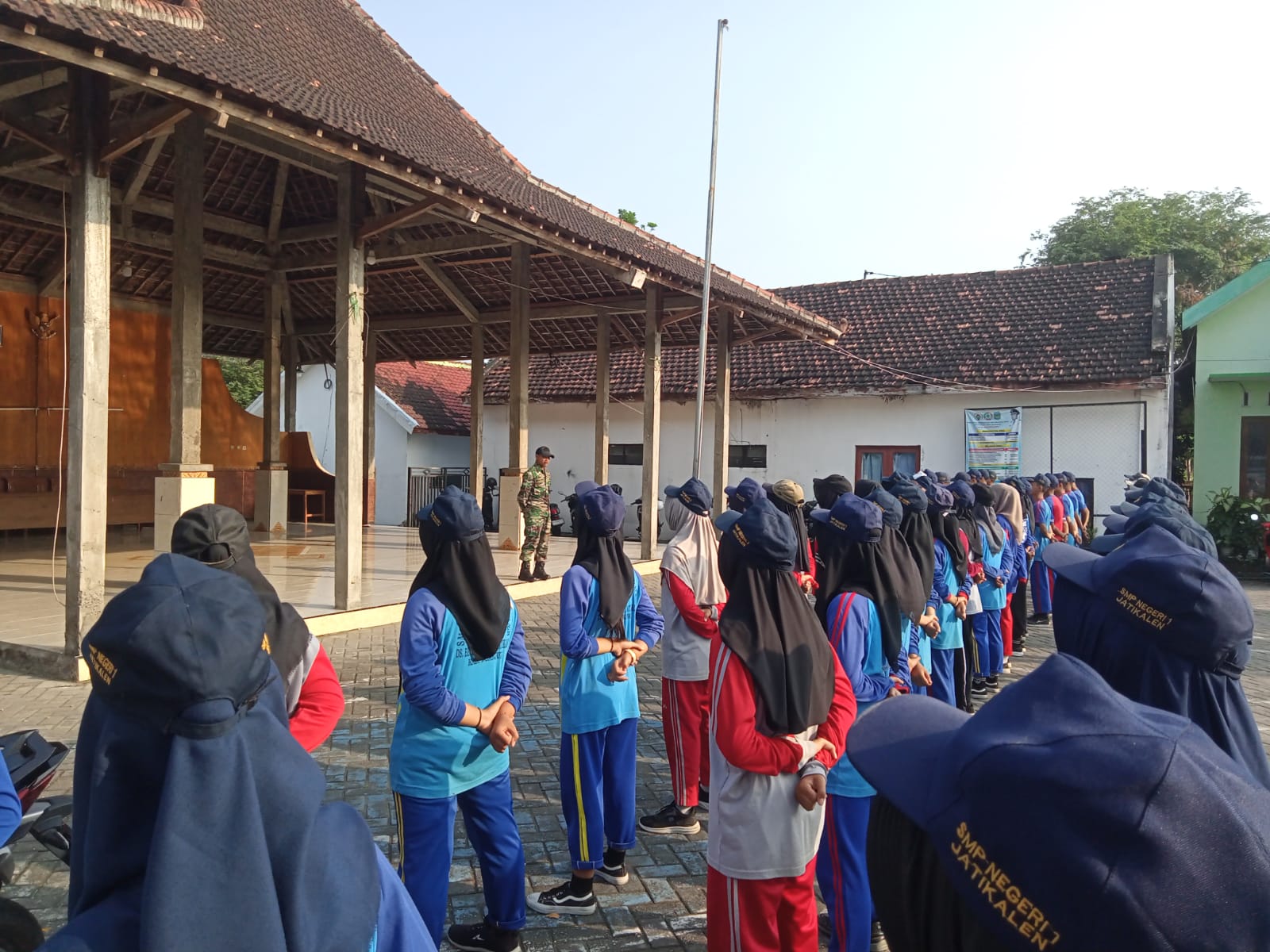 Anggota Koramil Jatikalen bersama Polsek Jatikalen,Melakasanakan Pelatihan Paskibraka Tingkat Kecamatan Di Wilayah Binaan