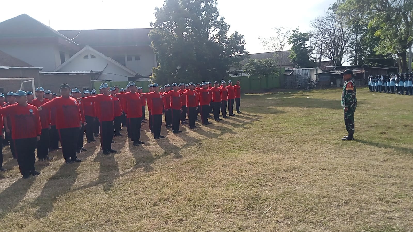 Babinsa Koramil0810/04 Berbek Tanamkan Disiplin Latih PBB SMAN 1 Berbek Di Stadion Berbek Kecamatan Berbek Kabupaten Nganjuk