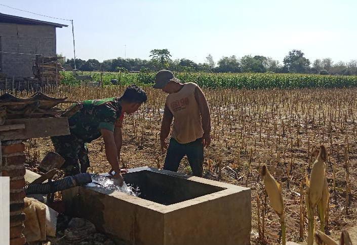 Babinsa Koramil 0810/05 Sawahan Dampingi Petani Buat Sumur Bor untuk Irigasi Jagung