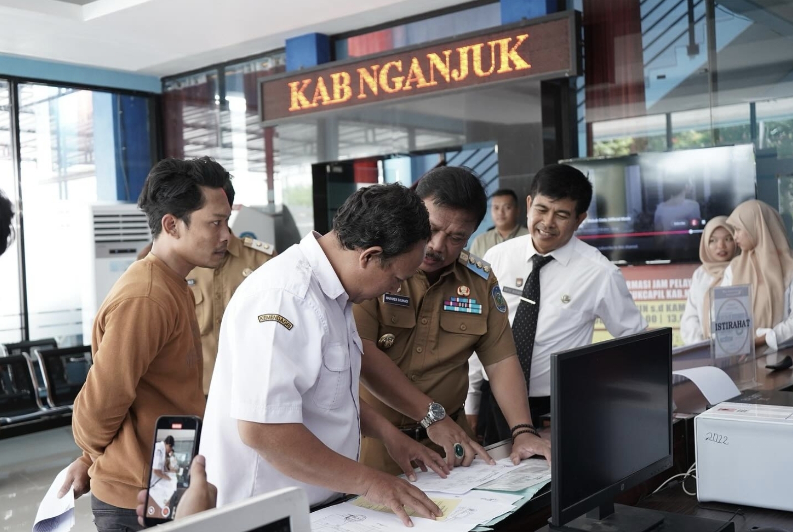 Begini Solusi Biar Warga Tidak Antre KTP Dari Subuh, Tapi Dibatasi 150 Keping Saja Perhari 