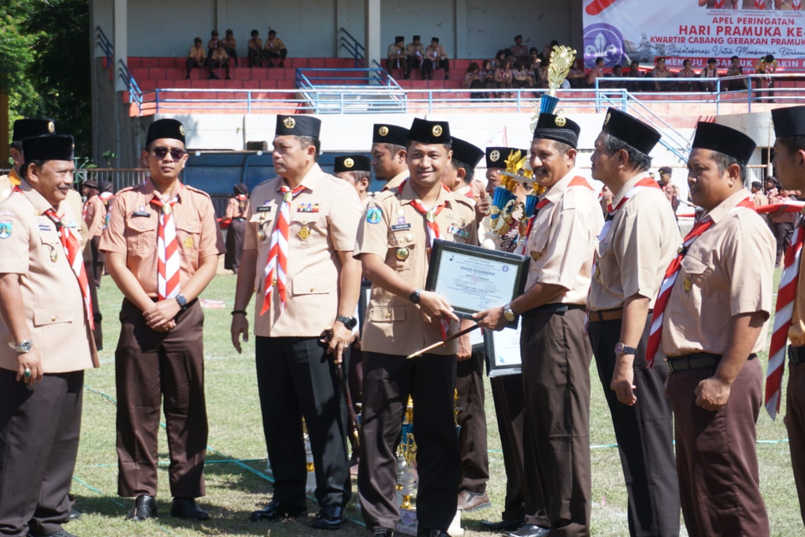 Dandim Nganjuk Hadiri Apel Besar Peringatan Hari Pramuka ke-64 di Stadion Anjuk Ladang