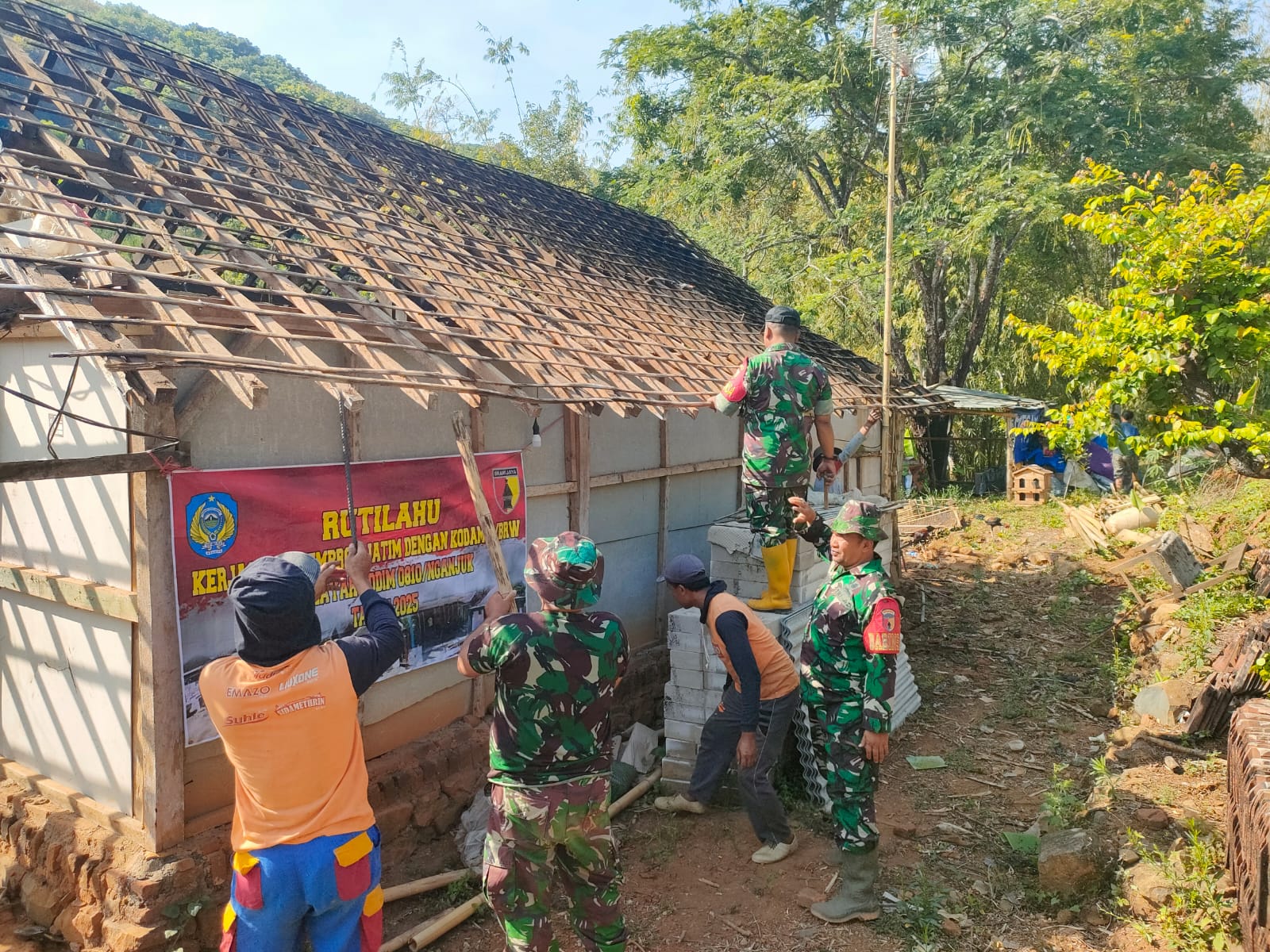 Babinsa Koramil 0810/03 loceret Bantu Pembongkaran Rumah Tidak Layak Huni (RTLH) Di Desa Bajulan Kecamatan Loceret kabupaten Nganjuk