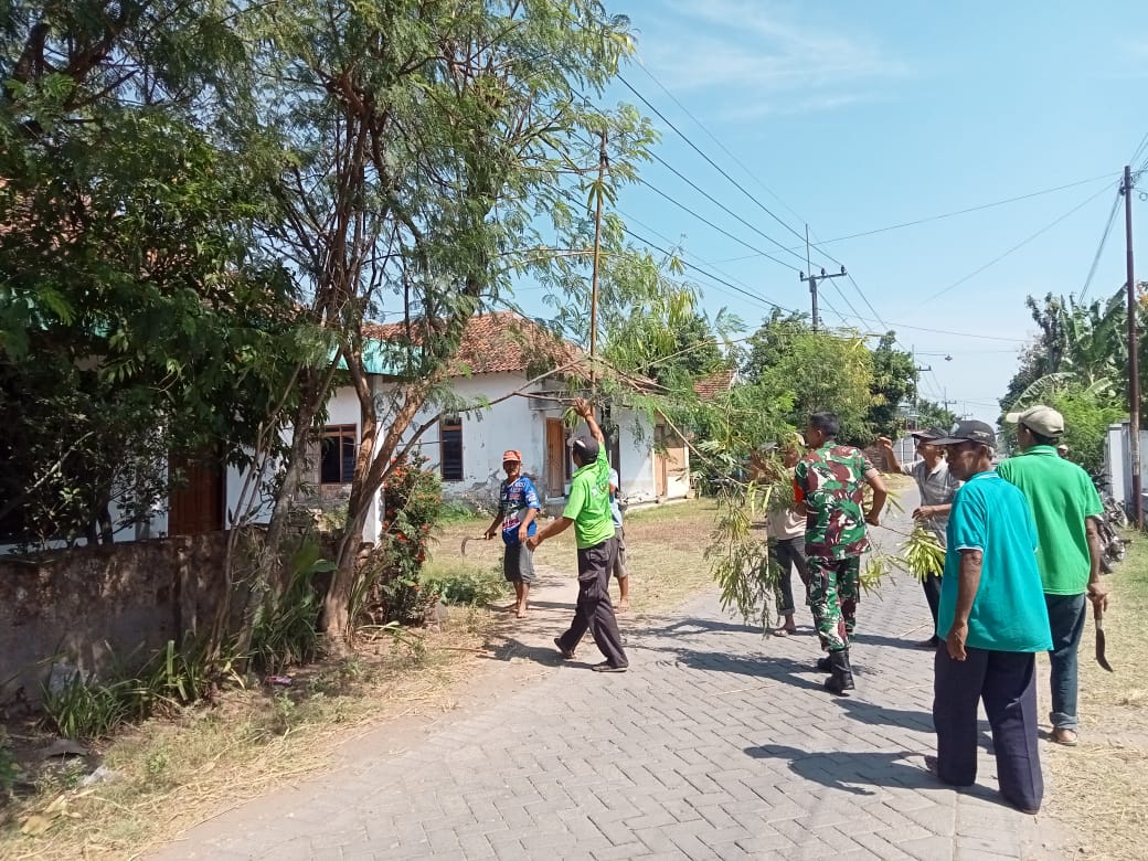 BABINSA KORAMIL 0810/ 08 BARON MELAKSANAKAN KERJA BAKTI BERSAMA WARGA