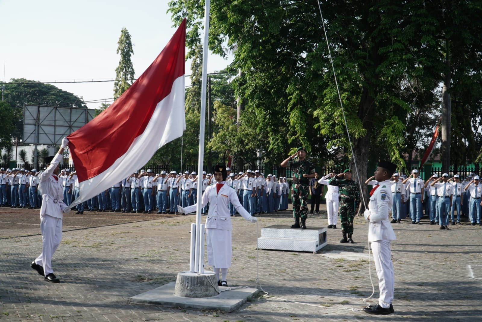 Dandim 0810/Nganjuk Jadi Pembina Upacara di SMA Negeri 3 Nganjuk, Ajak Pelajar Hindari Aksi Demo Anarkis
