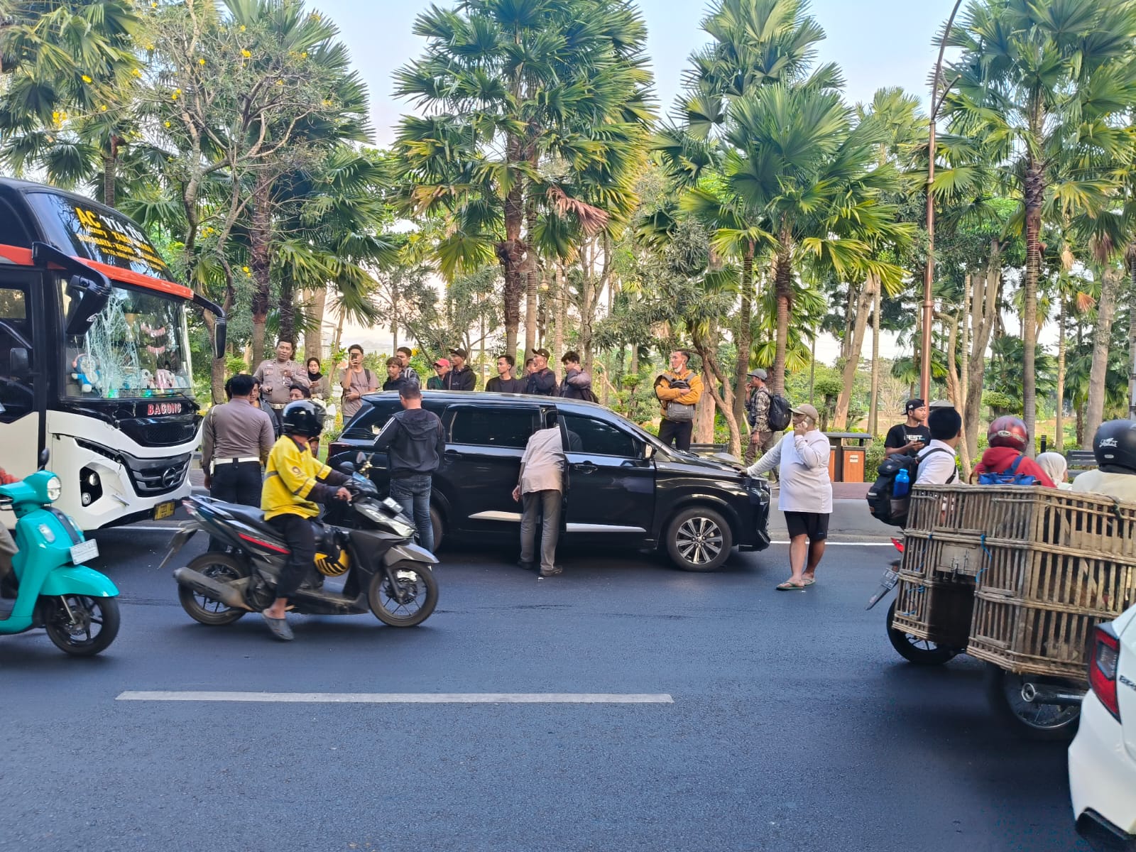 Bus, Truk, dan Avanza “Ciuman Beruntun” di Jantung Kota Kediri!