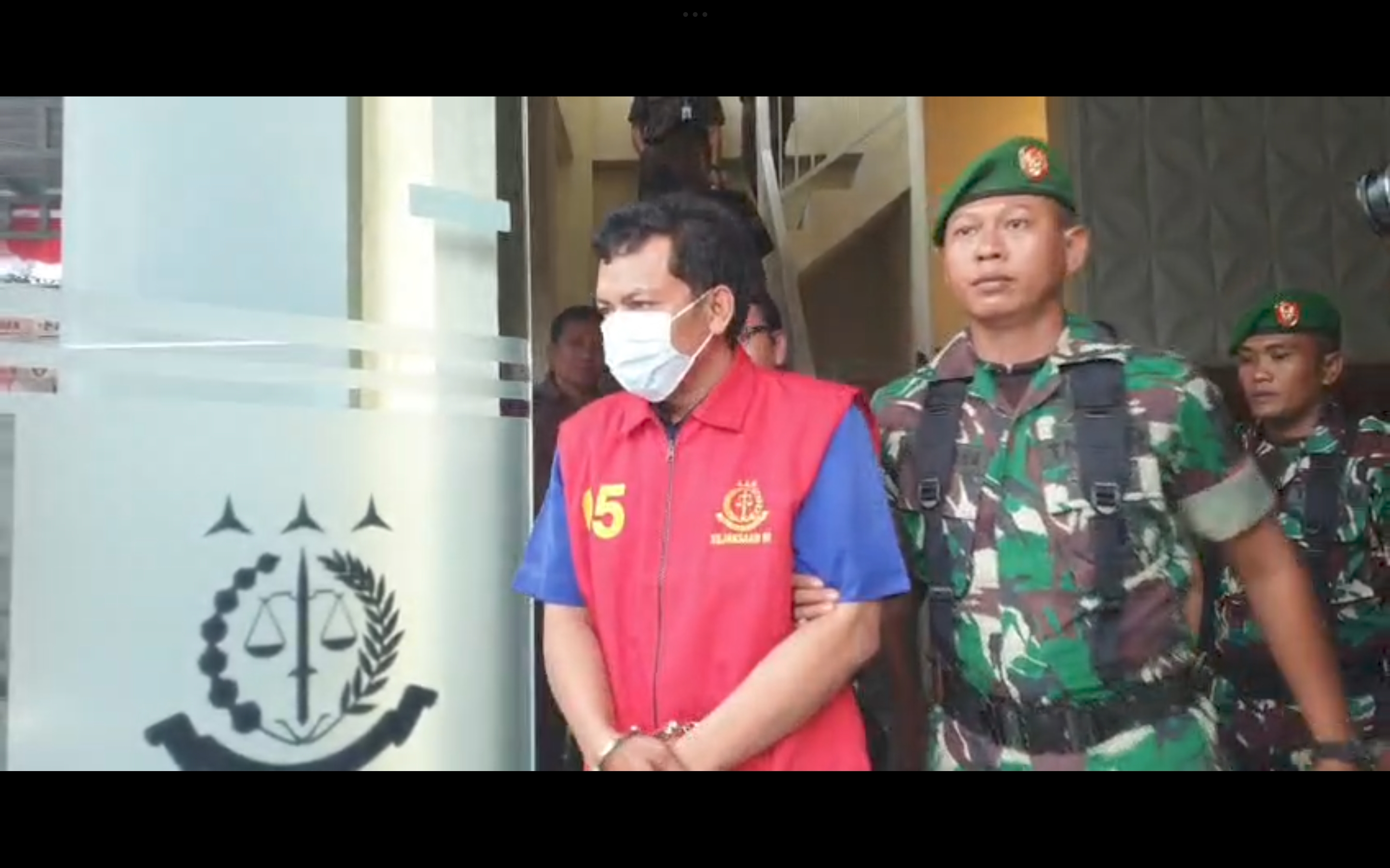 Kades Dadapan Ngronggot Jadi Tersangka Korupsi Dana Desa, Kenakan Rompi Merah Digelandang Ke Rutan Nganjuk