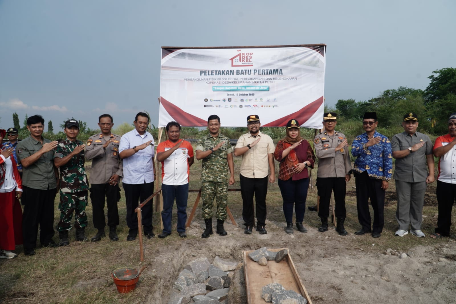 Dandim 0810 Nganjuk Ikuti Video Converence Dan Peletakan Batu Pertama Pembangunan 80.000 Gerai Koperasi Desa Merah Putih