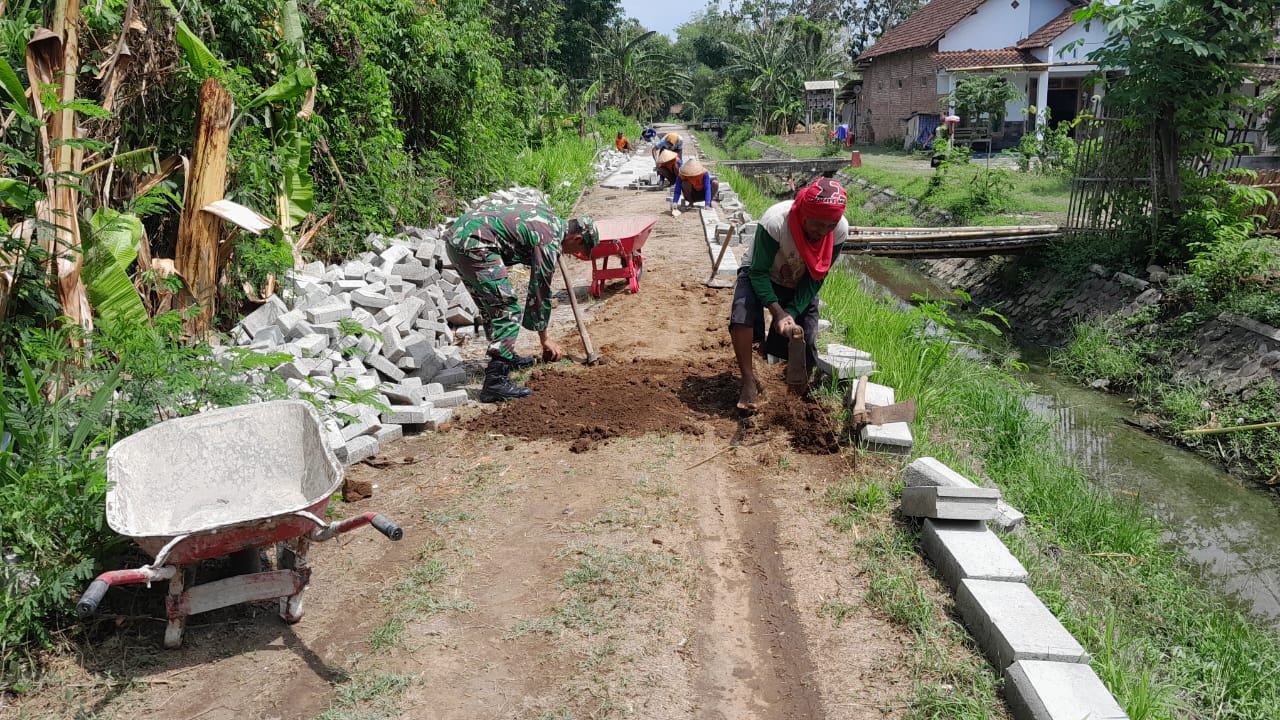 Babinsa Koramil 0810/09 Ngronggot Ajak Warga Desa Betet Gotong Royong Pasang Paving Jalan