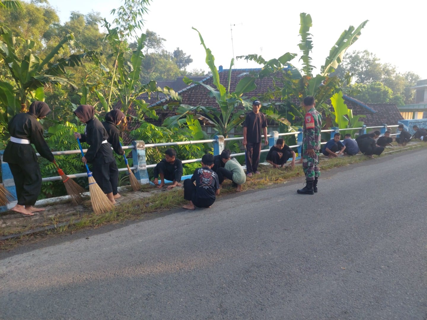 Babinsa Koramil 20 Ngluyu Laksanakan Karbak Pembersihan Lingkungan Bersama PSHT
