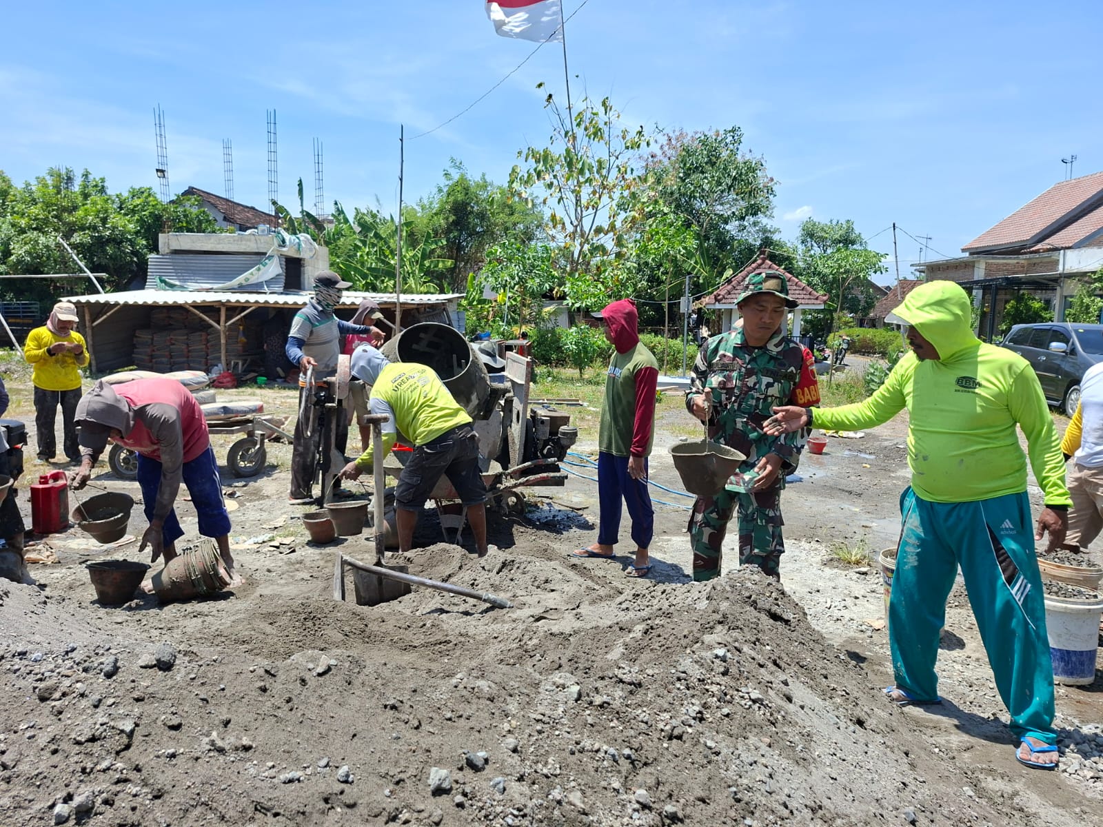 Bersama Masyarakat, Babinsa Kerja Bakti Pengecoran Pembangunan Masjid Jami Baiturohman