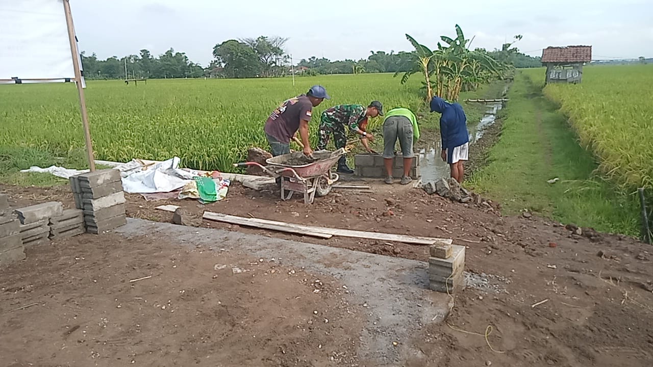 Babinsa Sonobekel Gelar Karya Bakti Bangun Jembatan Penghubung Antar Dusun