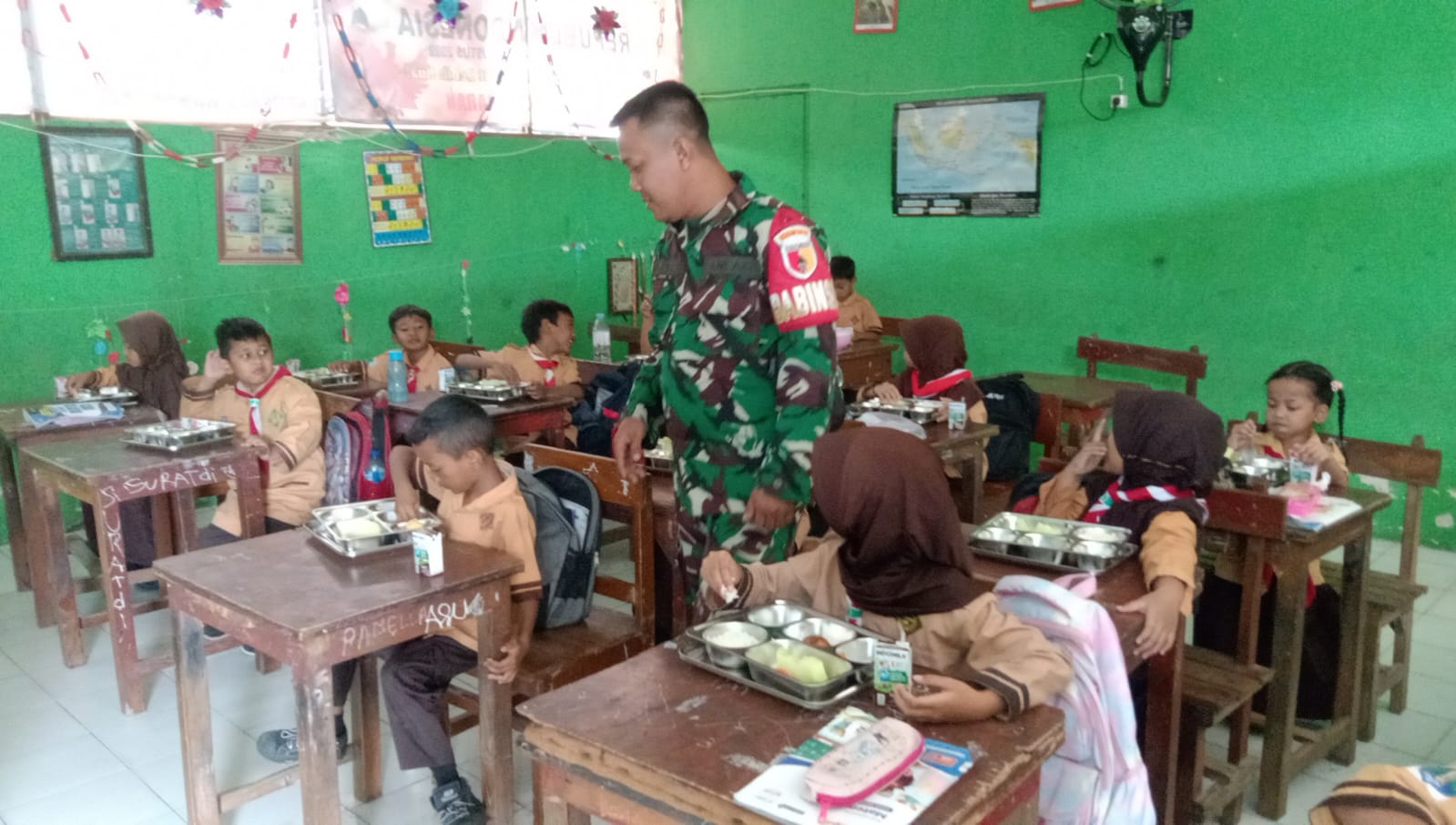 Babinsa Kelurahan Banaran Dampingi Program Makan Bergizi Gratis di SDN 2 Banaran