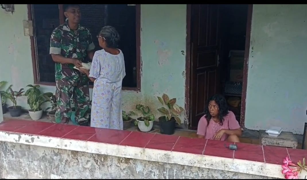 Babinsa Koramil 0810/01 Nganjuk Gelar Bakti Sosial Bantu Warga Kurang Mampu