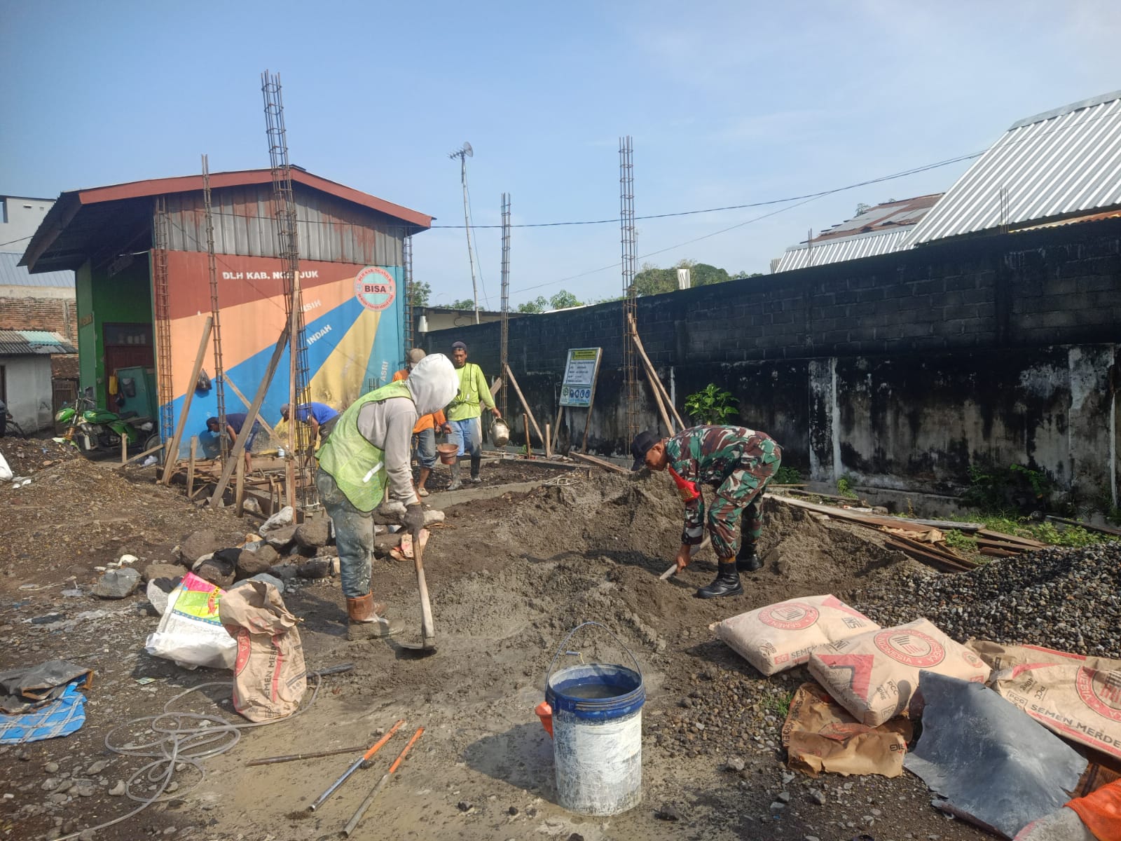 Babinsa Ikut Membantu Pembangunan Bak Sampah di Desa