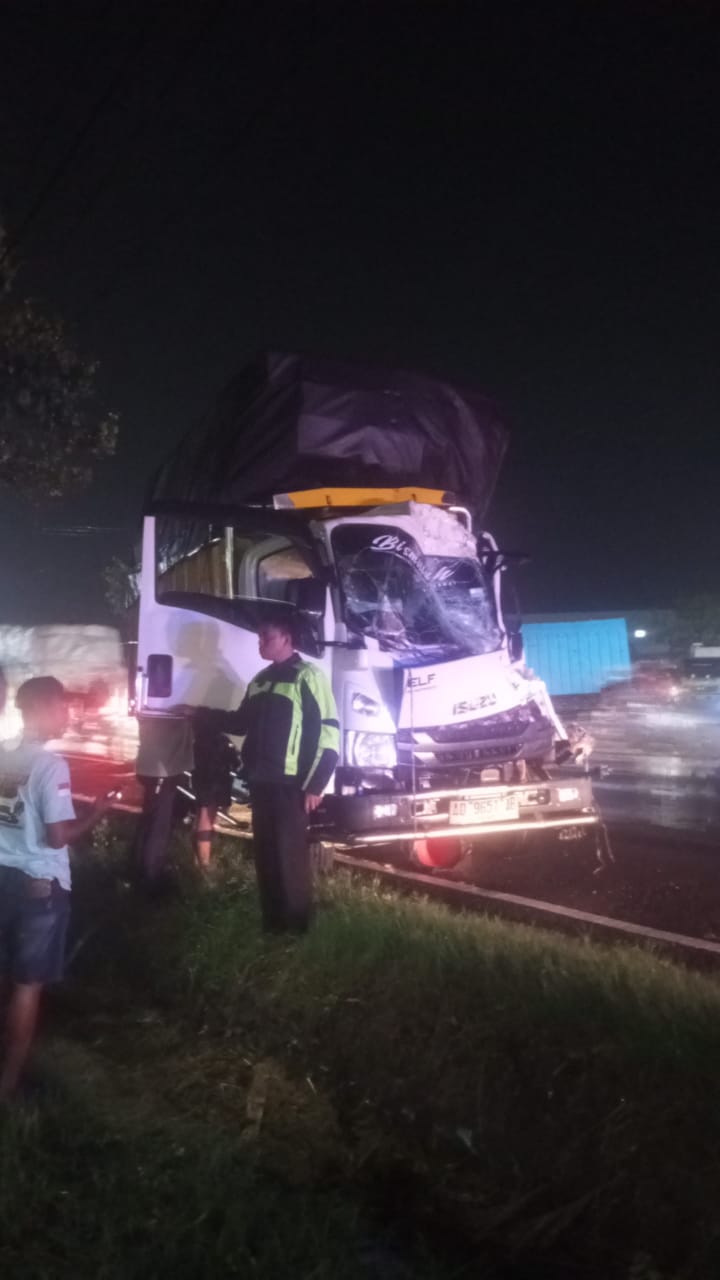 Tragis, Truk Isuzu Tabrak Truk Boks Mogok di Jombang: Satu Tewas di Tempat