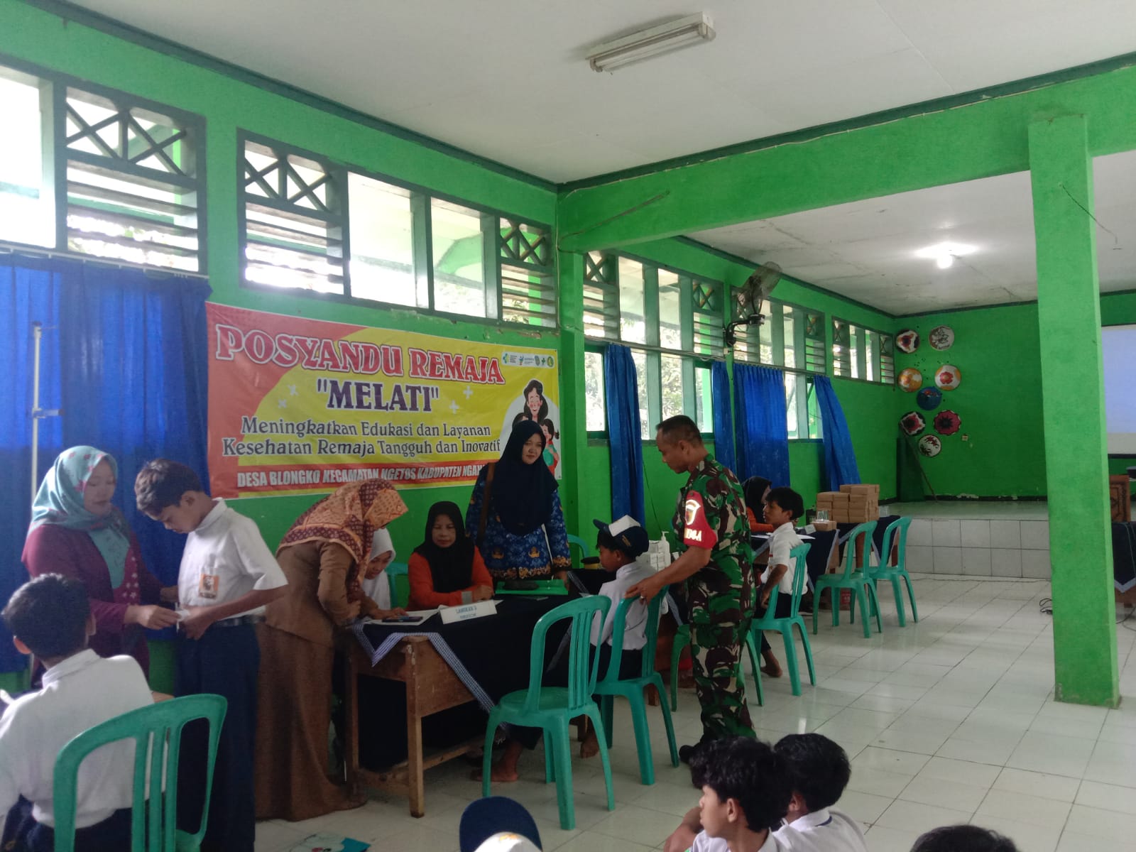 BABINSA BERSAMA BIDAN DESA BLONGKO MELAKSANAKAN POSYANDU REMAJA BERTEMPAT DI SMPN 2 NGETOS YANG BERLOKASI DI WILAYAH DESA BLONGKO KECAMATAN NGETOS.