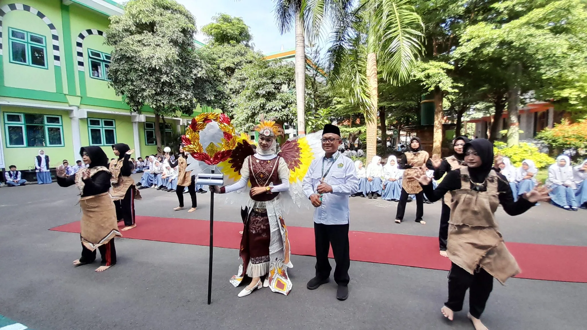 ARTVOLUTION Vol.1 MAN 2 Kota Kediri Suguhkan Parade Kostum Karnaval dan Teater Kreatif