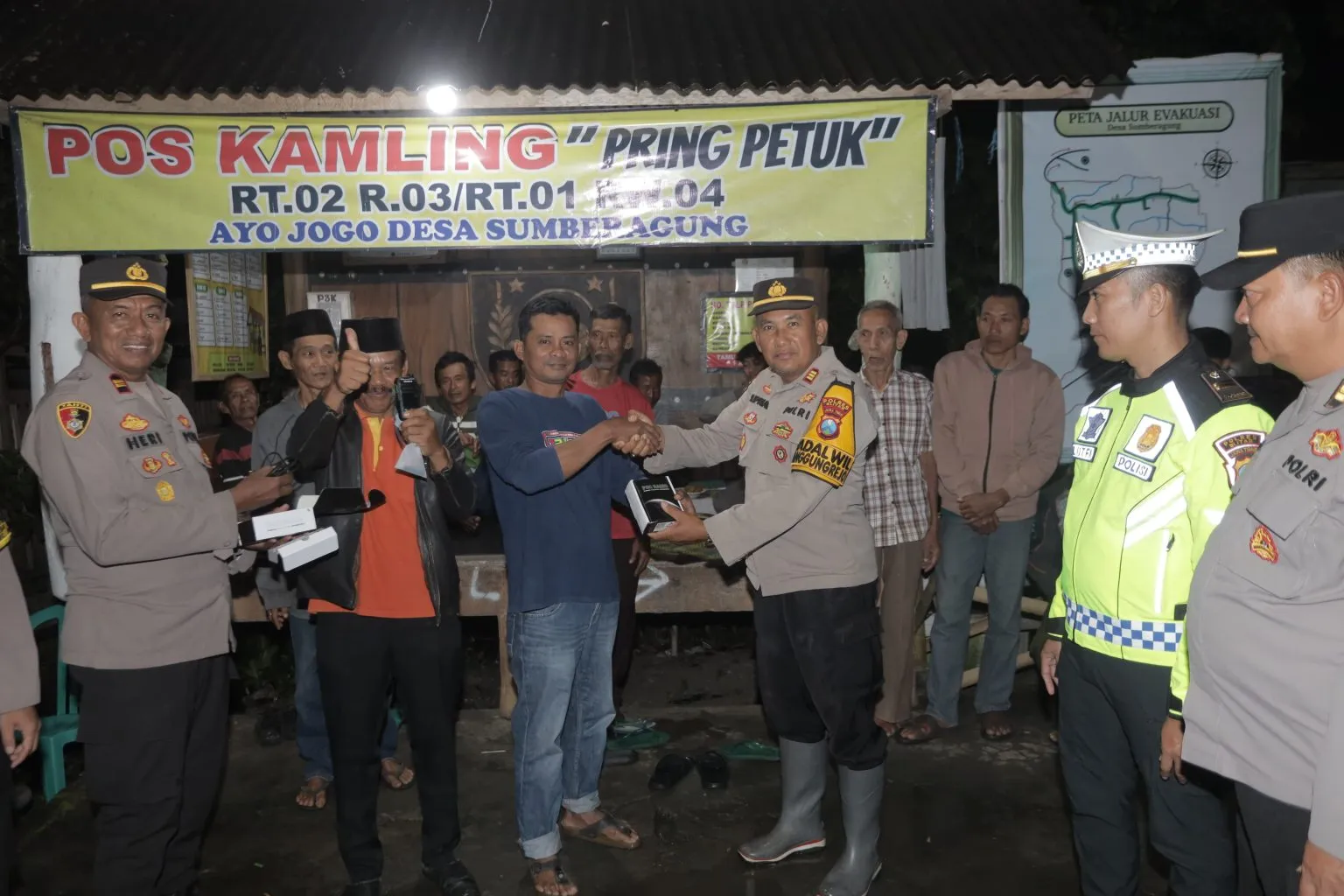 Perkuat Keamanan Lingkungan, Polres Blitar Salurkan Handy Talkie ke Poskamling