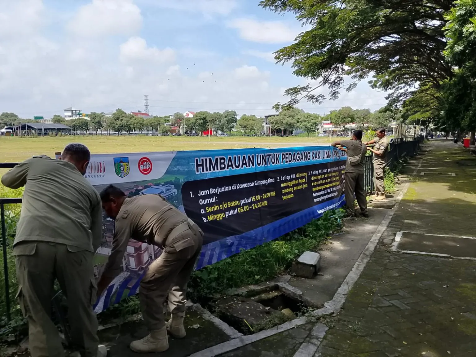 Penataan SLG, Satpol PP Kediri Pasang Larangan Berjualan di Jam Pagi–Siang