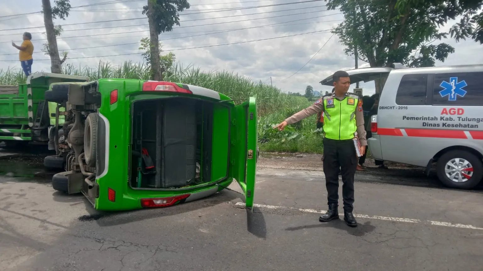 Kecelakaan Tunggal Isuzu Elf di Ngantru Tulungagung, 8 Penumpang Alami Luka-luka