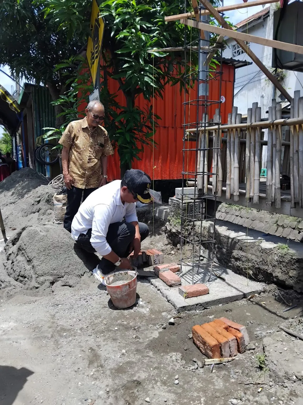 Warga RW 07 Kelurahan Kaliombo Kota Kediri Kompak Bangun Gapura Lingkungan