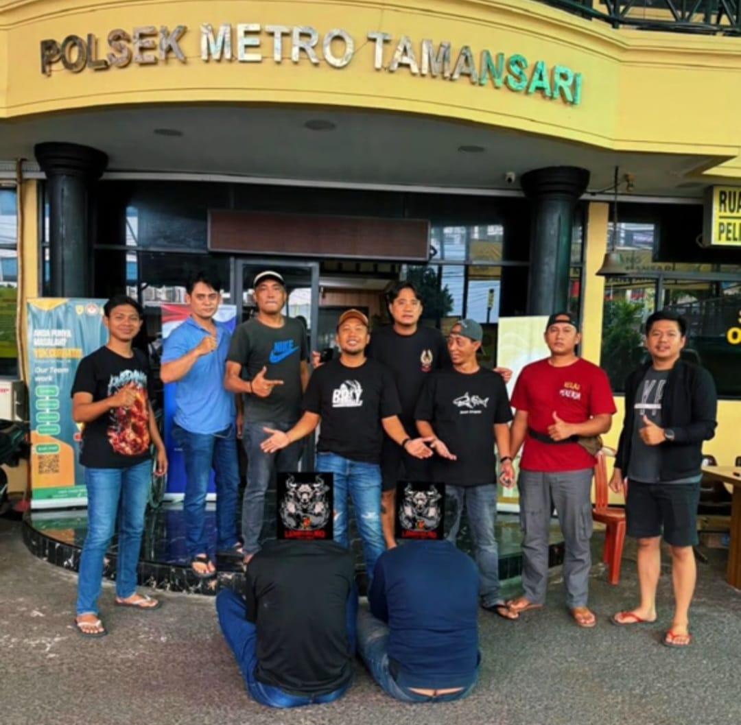 polisi saat mengamankan pelaku pencurian puluhan perangkat komputer (istimewa)