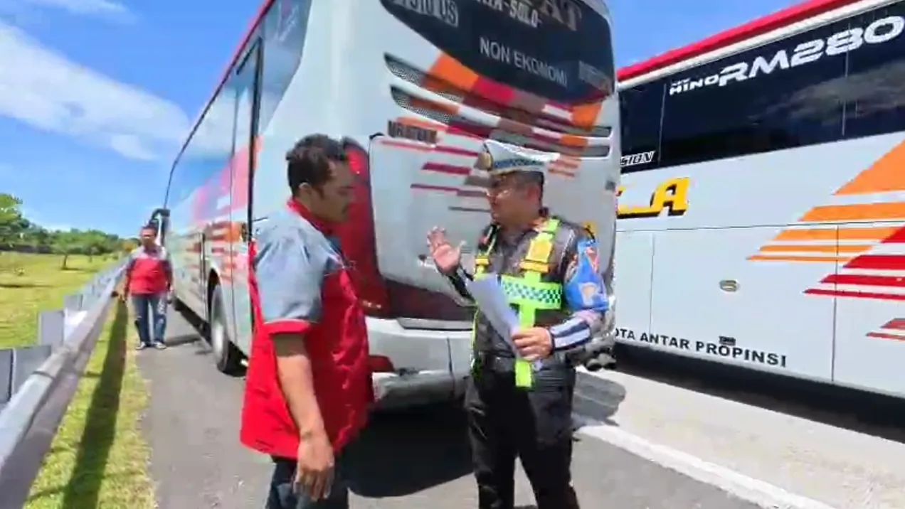 Dihalau PJR di Tol Nganjuk - Ngawi, Sopir Bus ini Malah Dapat Bingkisan