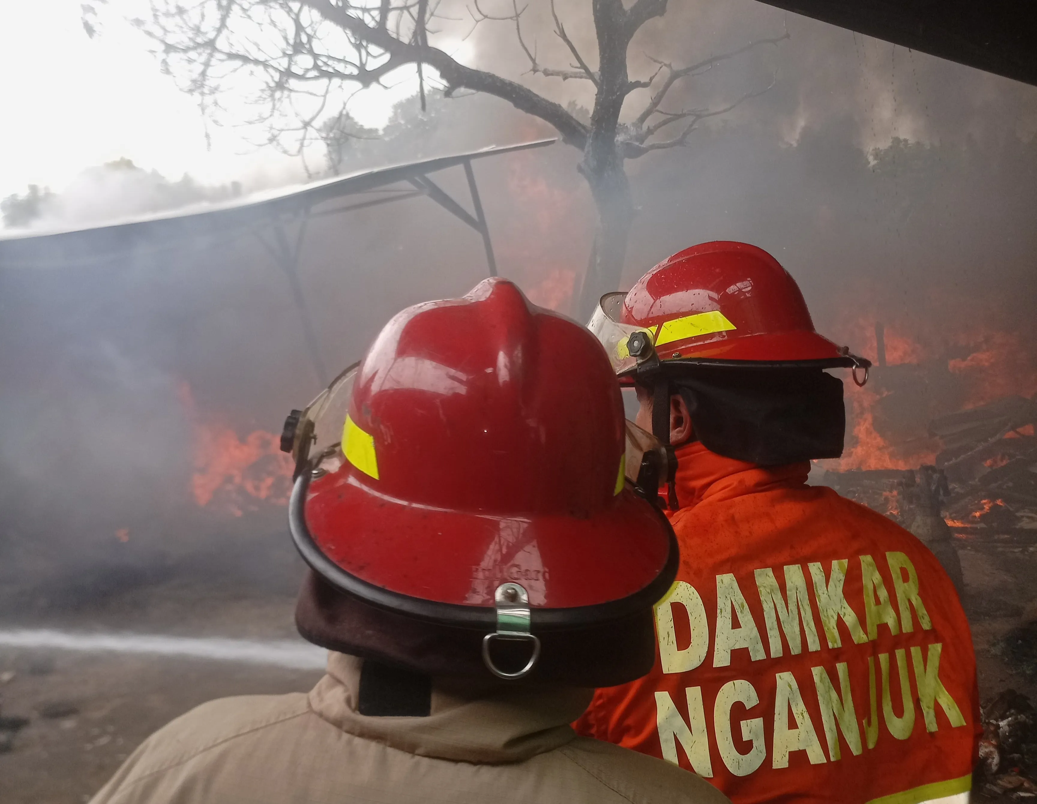 Korsleting Listrik, Gudang Spons di Nganjuk Ludes Terbakar